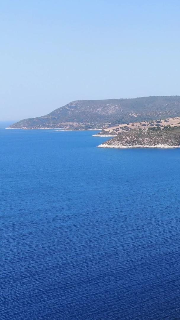 航拍蓝色爱琴海岸线实拍视频视频的预览图