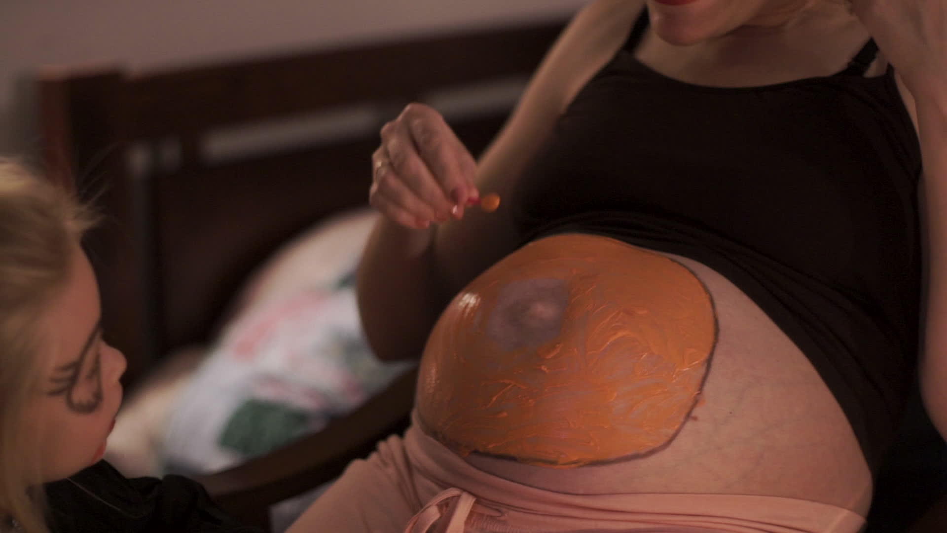 南瓜坐在女儿旁边孕的孕妇把南瓜画在她女儿旁边视频的预览图