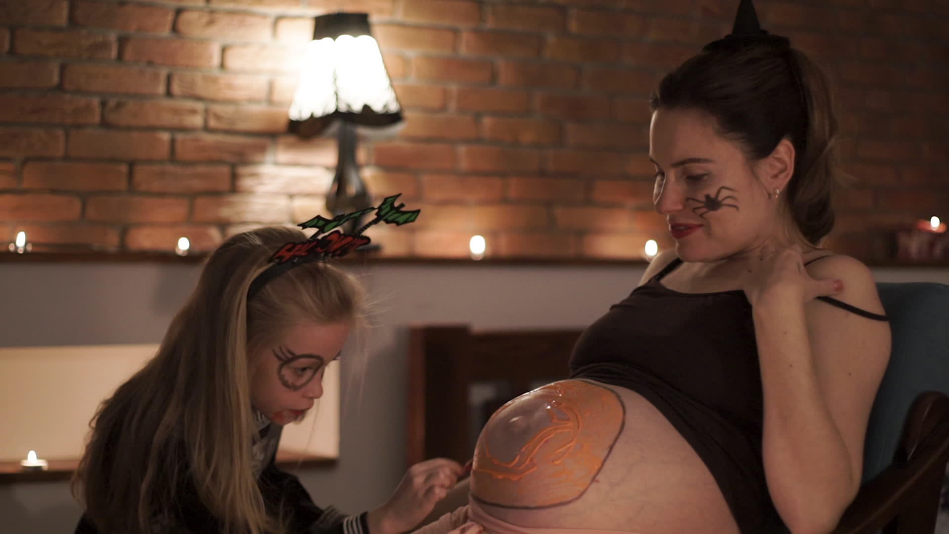 万圣夜孕妇怀孕母亲的腹部装饰视频的预览图
