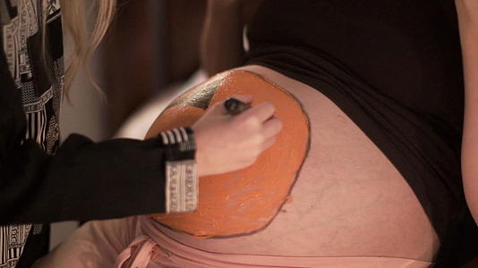 圣夜孕妇肚子上涂着南南瓜的女孩视频的预览图