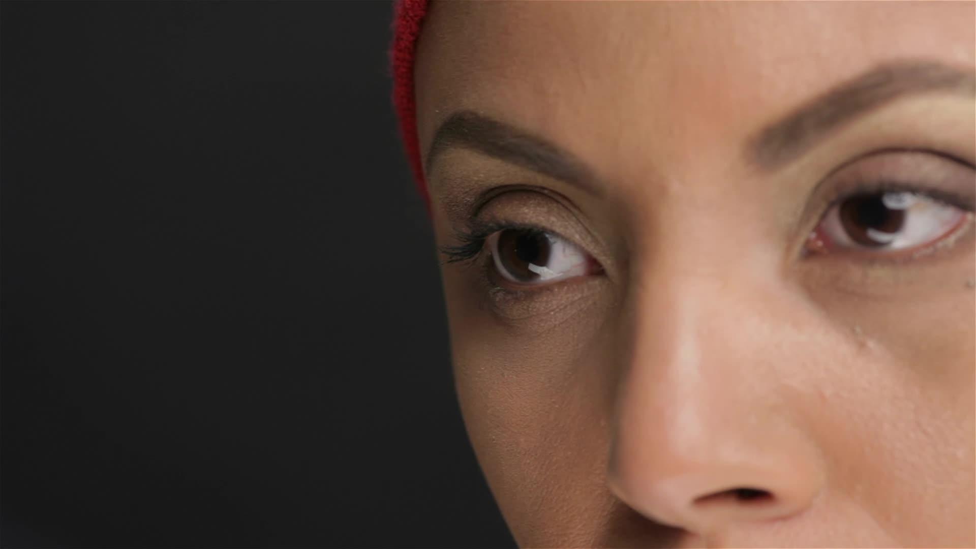 靠近一个戴着红色头巾的女孩的肖像视频的预览图
