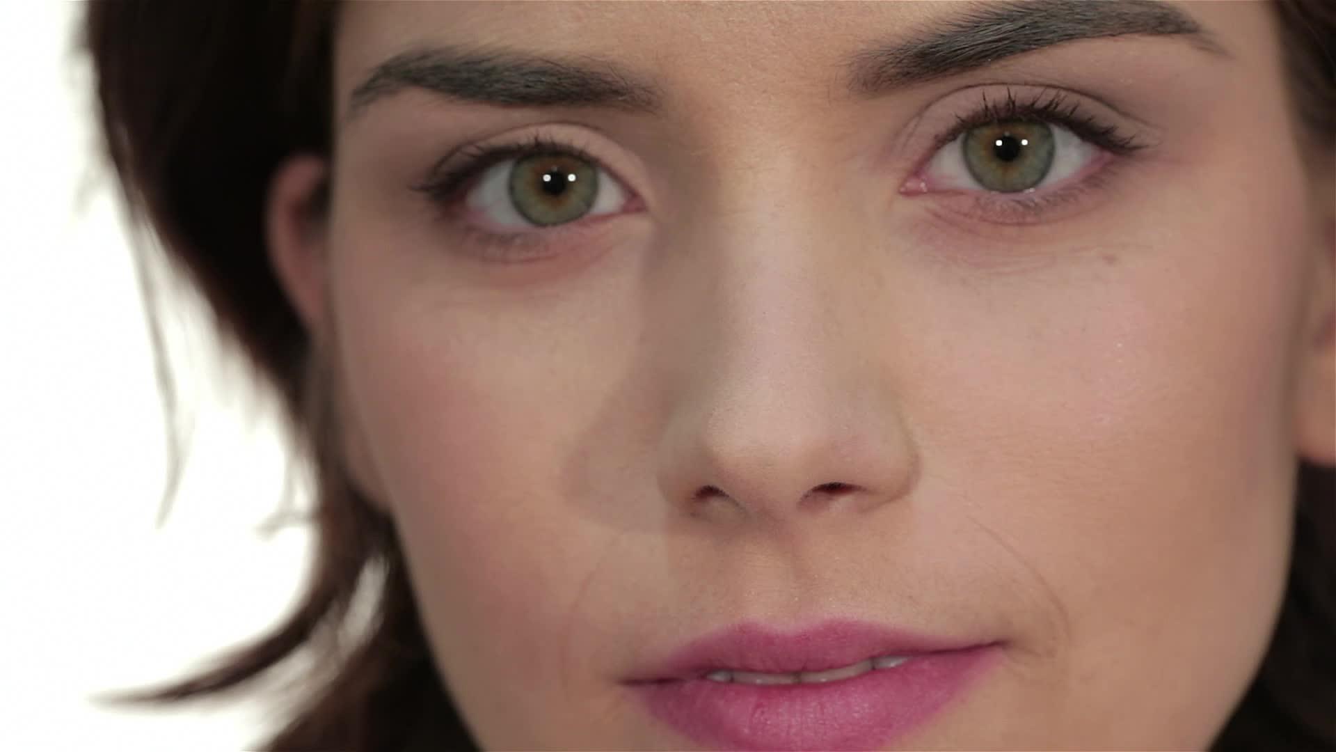 近视女性眼睛和完美健康脸的肖像视频的预览图