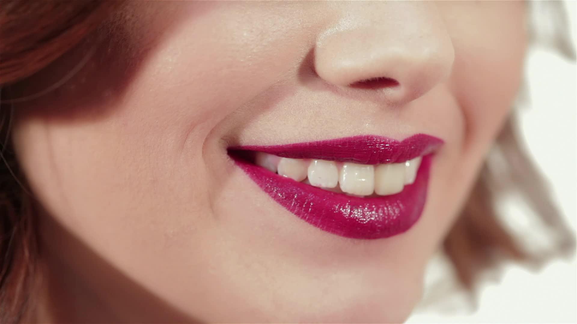 美丽的年轻女性近相嘴唇化妆区视频的预览图
