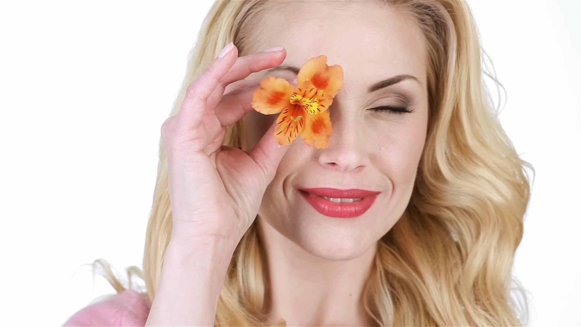 遮住眼睛的花朵视频的预览图