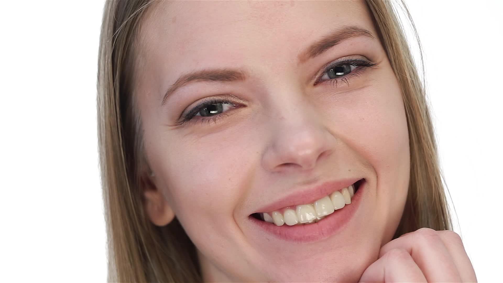 一个皮肤完美鲜白的女孩视频的预览图