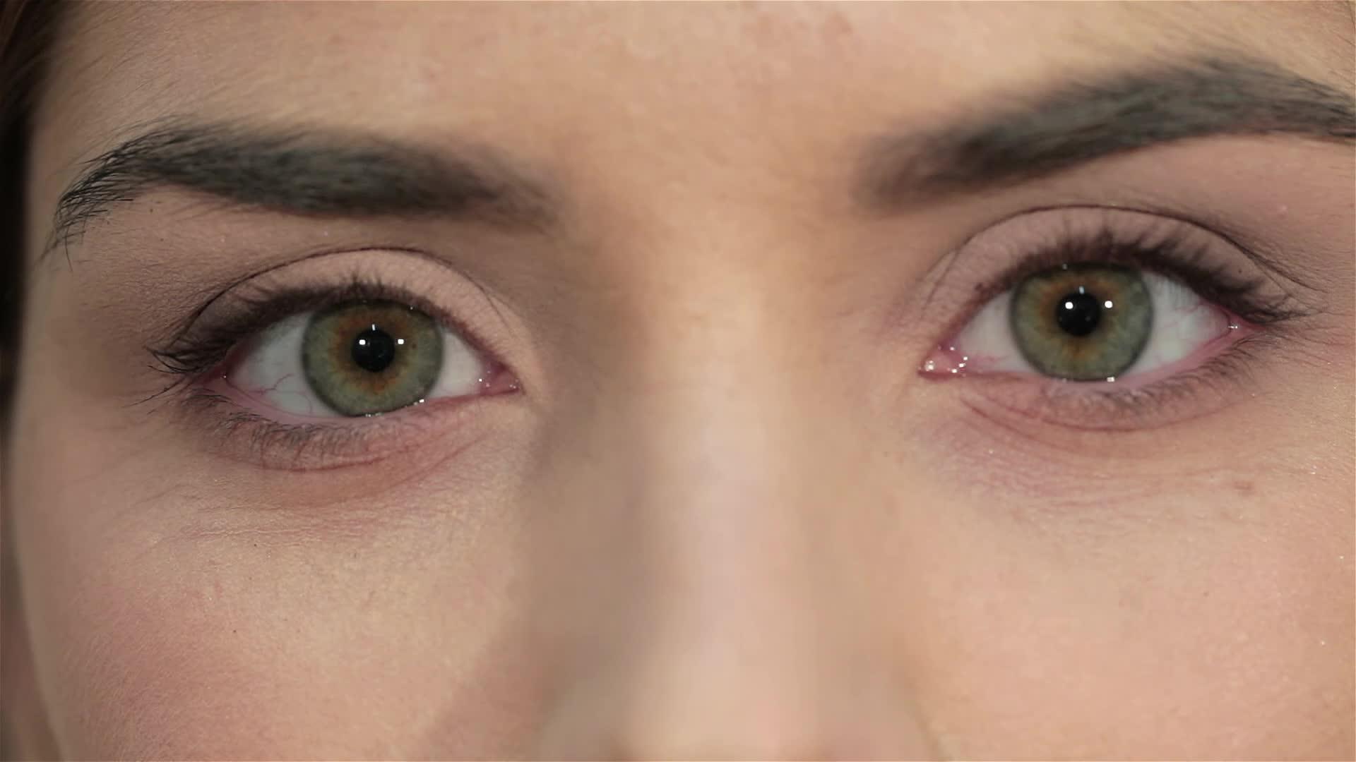 近身肖像美丽女孩的眼睛视频的预览图