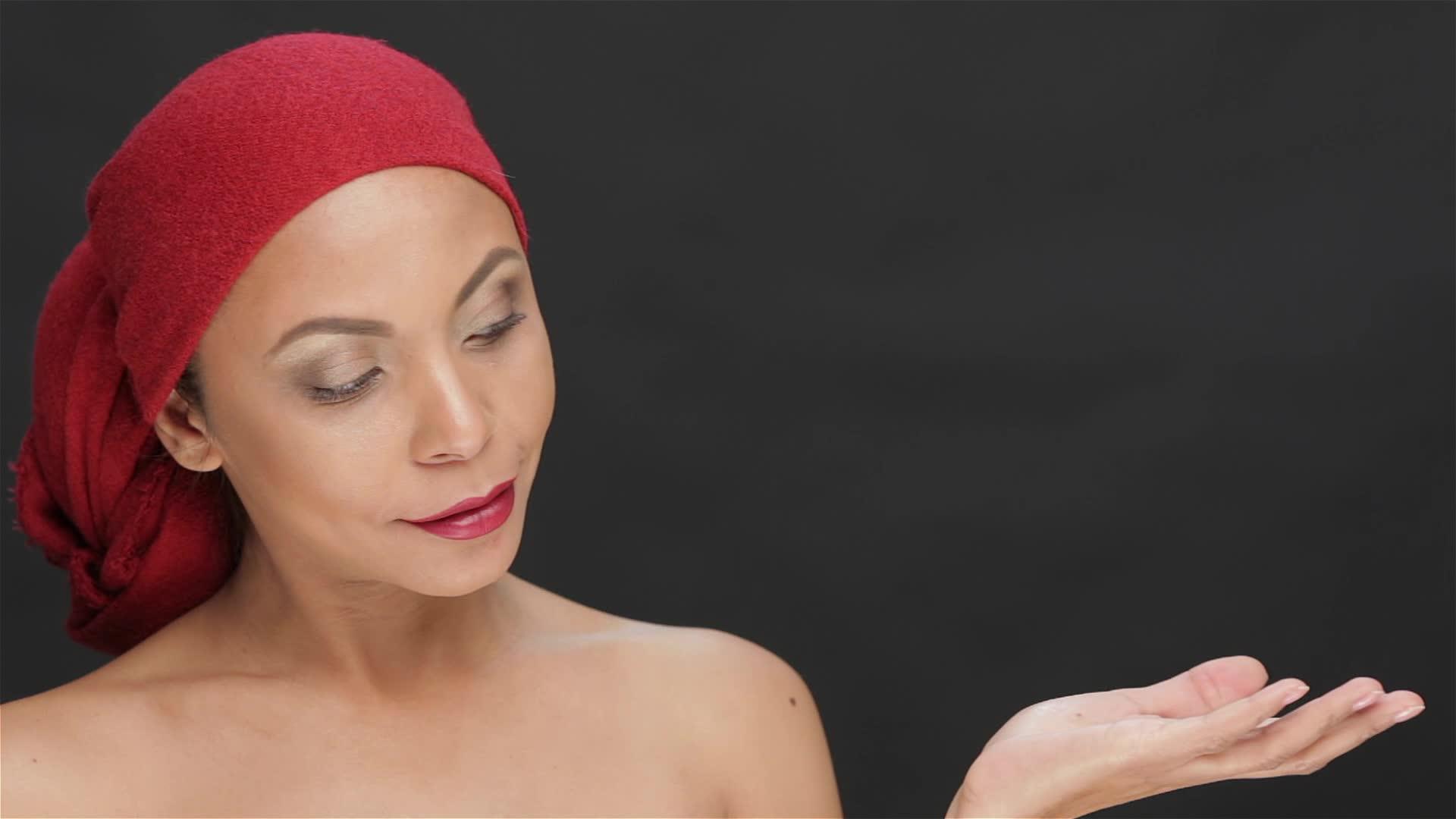 女孩戴红色头巾视频的预览图