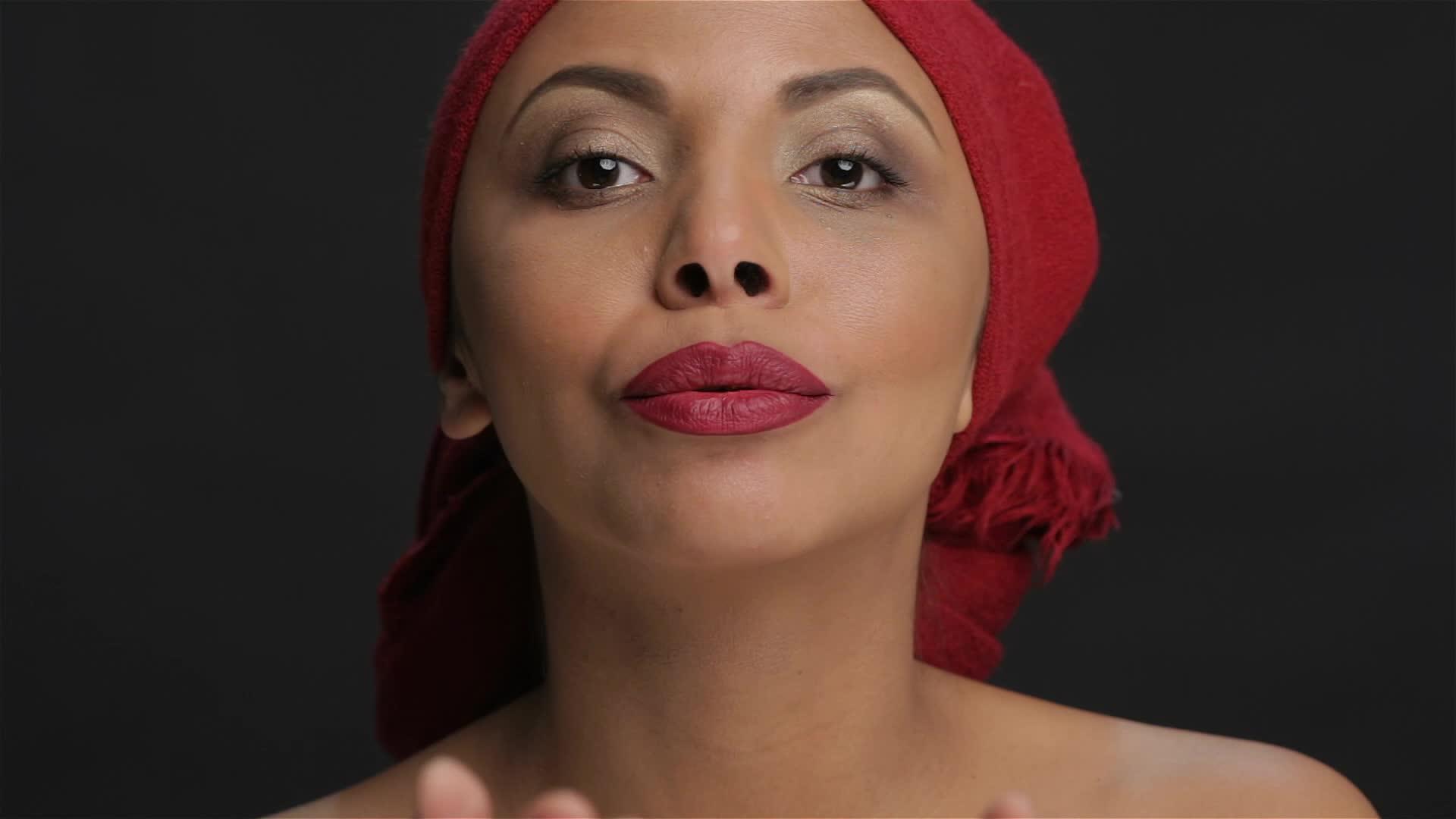 红头巾女孩视频的预览图