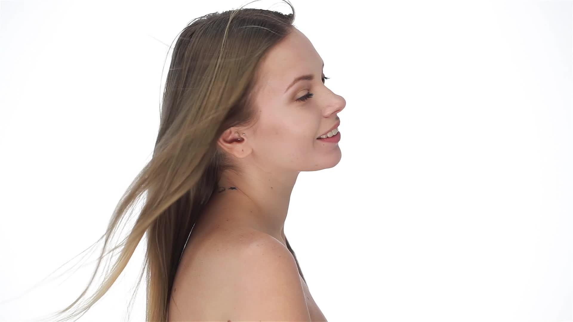 一个长着健康长发的迷人女孩视频的预览图