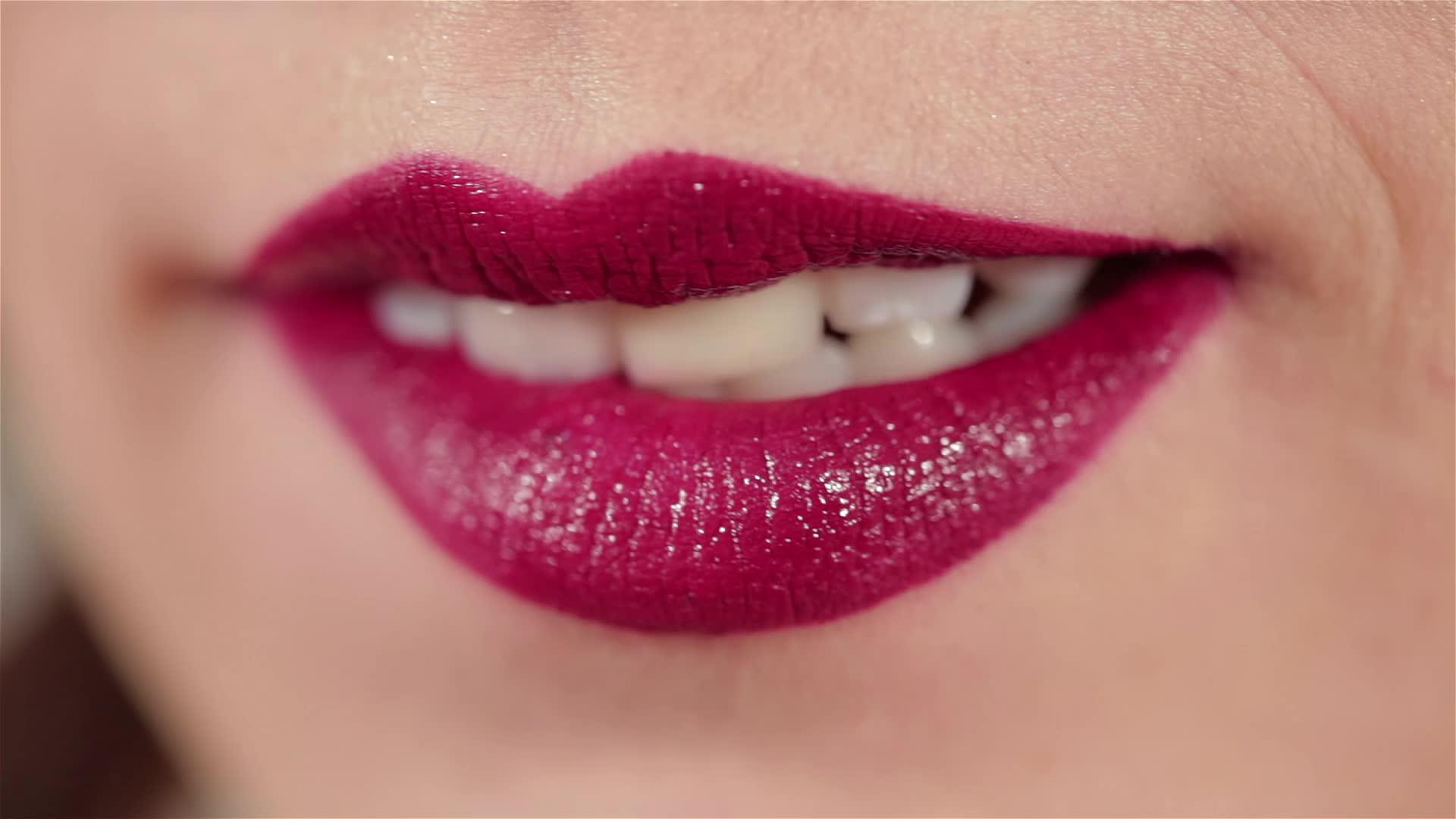 性感的女人嘴唇上有口红和光泽视频的预览图