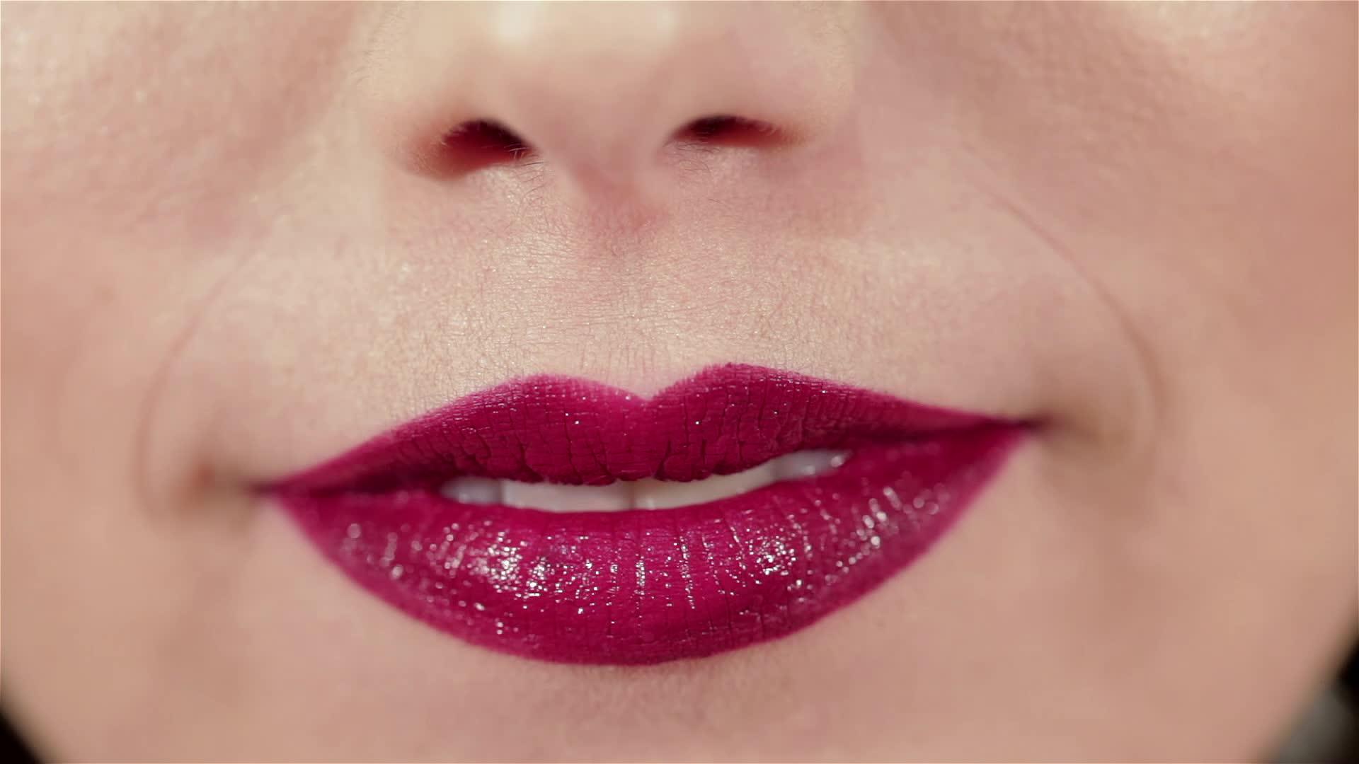 女孩用红唇膏亲吻她的嘴唇视频的预览图