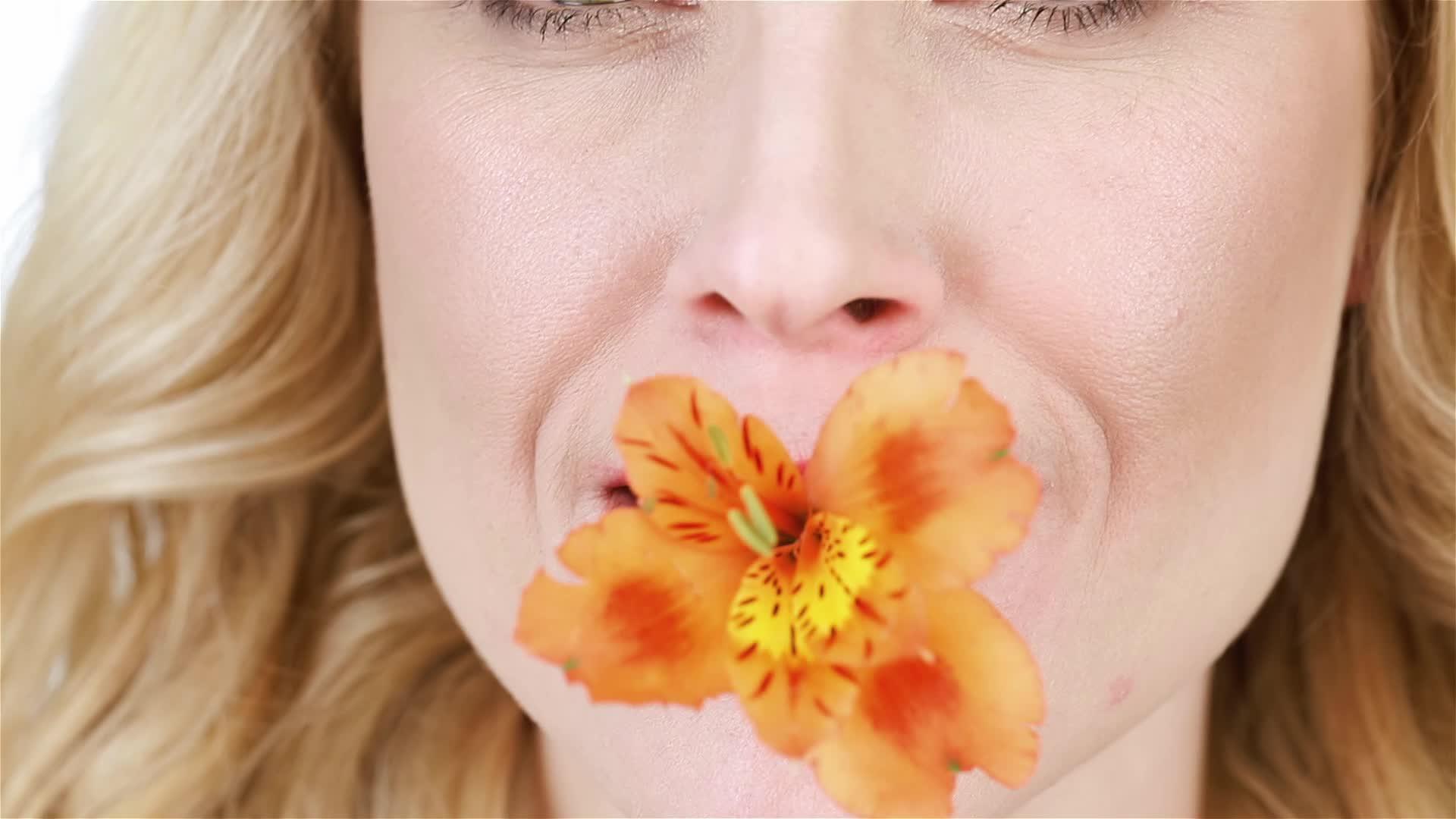 嘴唇之间有花的女孩视频的预览图