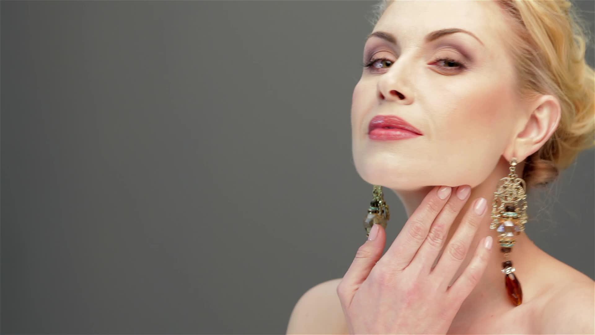 用耳环装饰女性优美的姿势视频的预览图