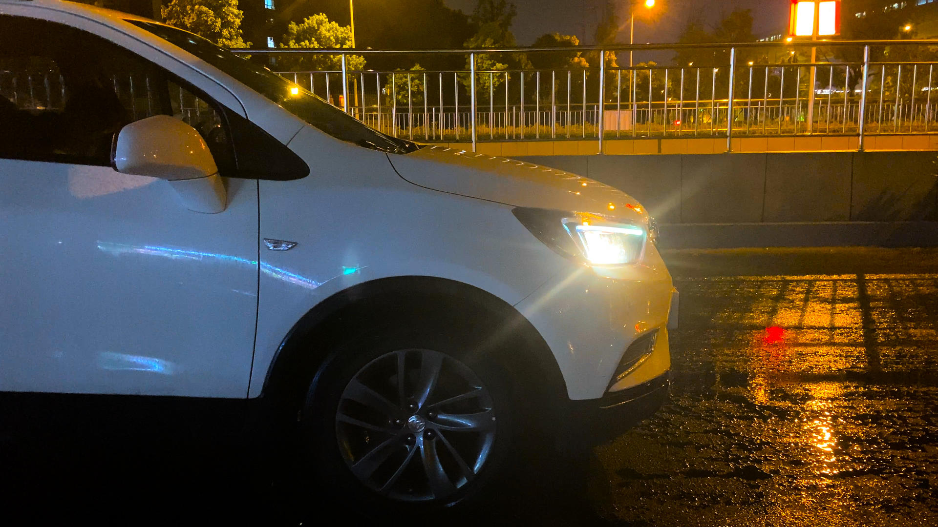 4K实拍雨天晚上路边网约车车辆等人接人视频的预览图