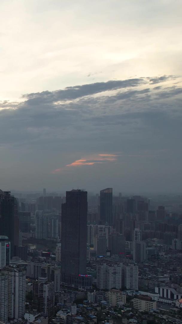 航拍城市夕阳夕阳天空高楼天际线商务区街景素材视频的预览图