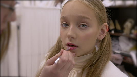 化妆工作室的年轻女孩涂口红视频的预览图
