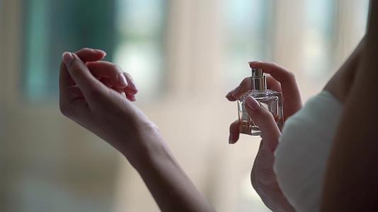 香水和香水适用于年轻新娘视频的预览图