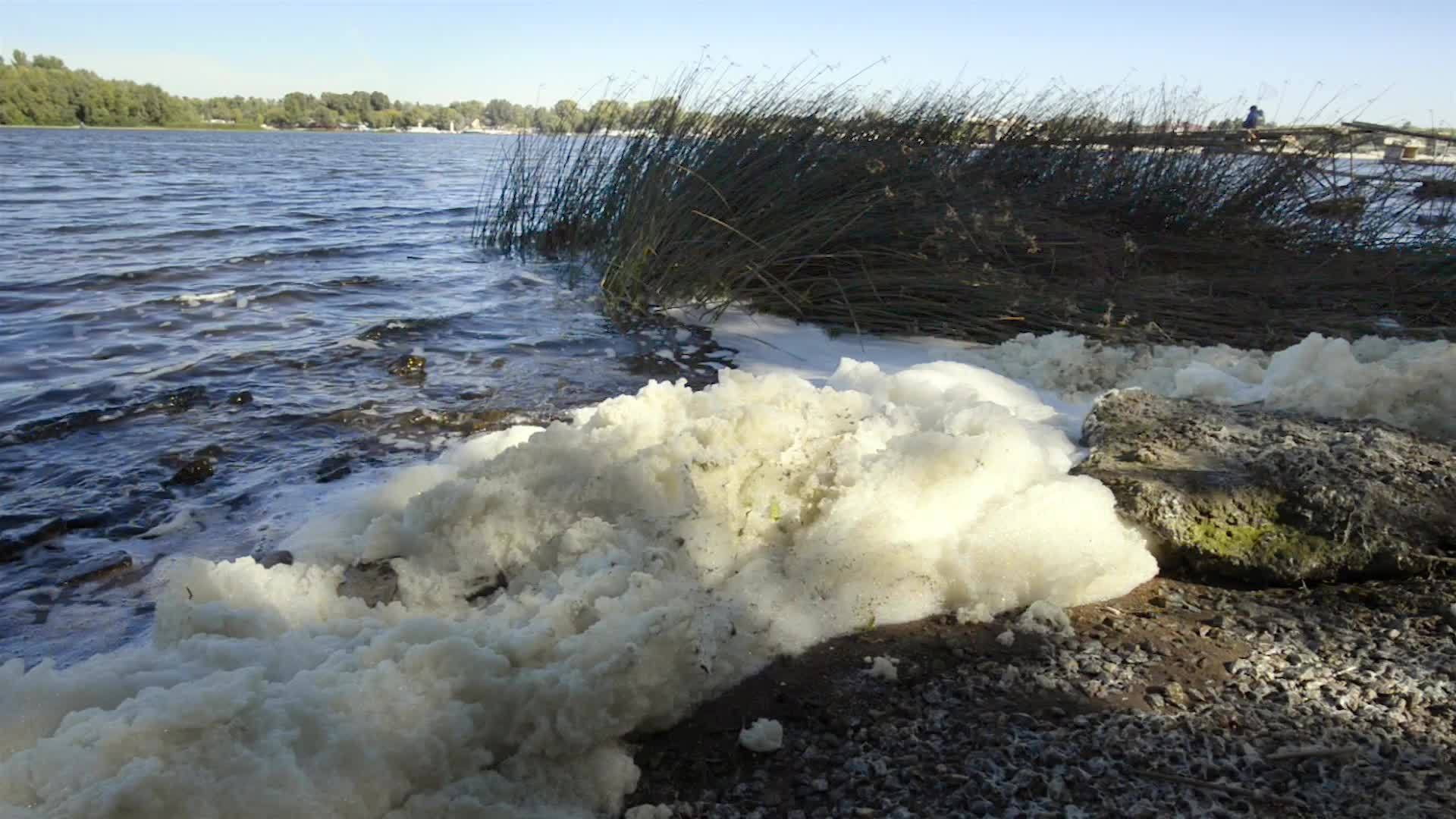 河流中的泡沫污染视频的预览图