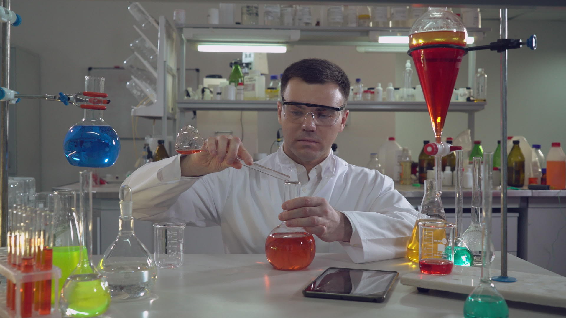 英俊的专业科学家把瓶子放在实验室里视频的预览图