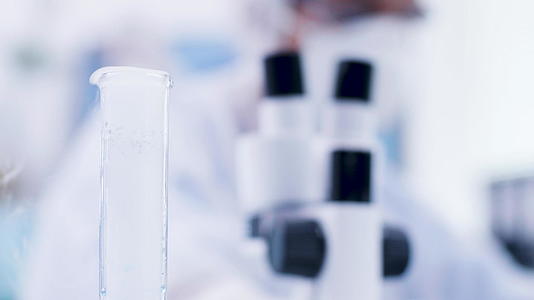 科学实验室的瓶装蓝色液体烟雾视频的预览图