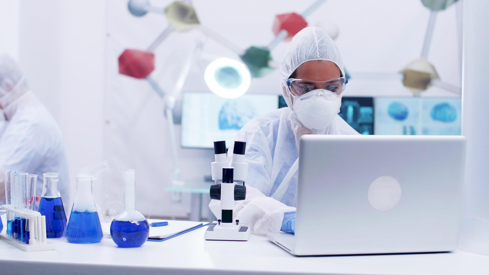 女性科学家在化学实验室工作视频的预览图