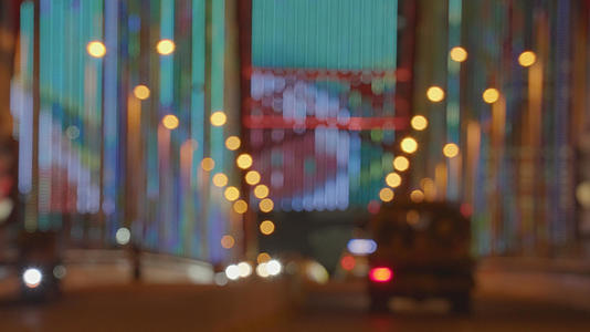 城市第一视角夜景灯光道路武汉晴川桥虚焦梦幻光斑背景交通车流4k素材视频的预览图