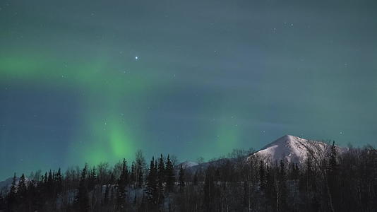 冬夜有雪山和树山和树木视频的预览图