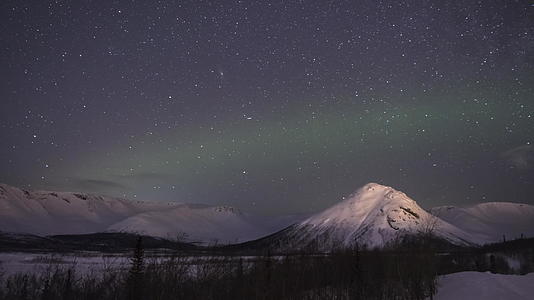 夜晚的星空和寒冷的冬夜的绿色北灯熄灭了视频的预览图