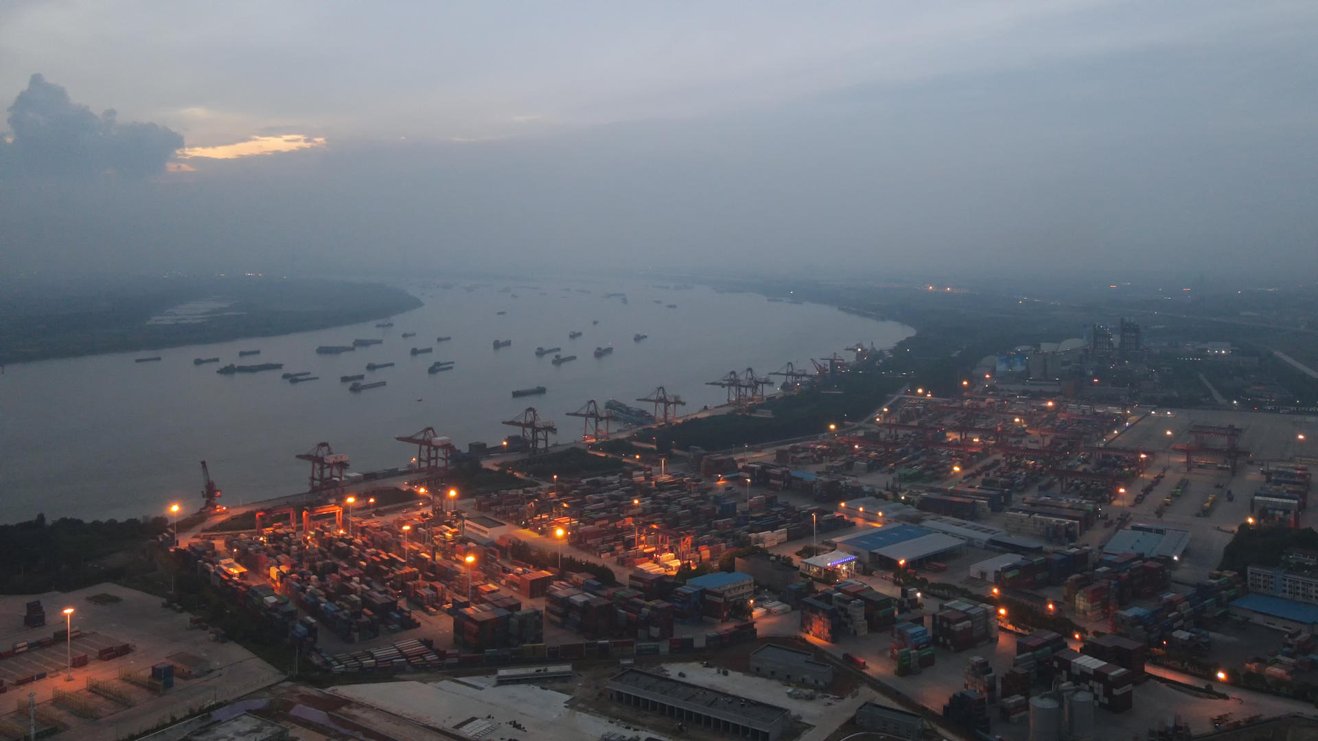 延时摄影航拍风光城市夜景工业港口码头灯光集装箱物流货物素材视频的预览图