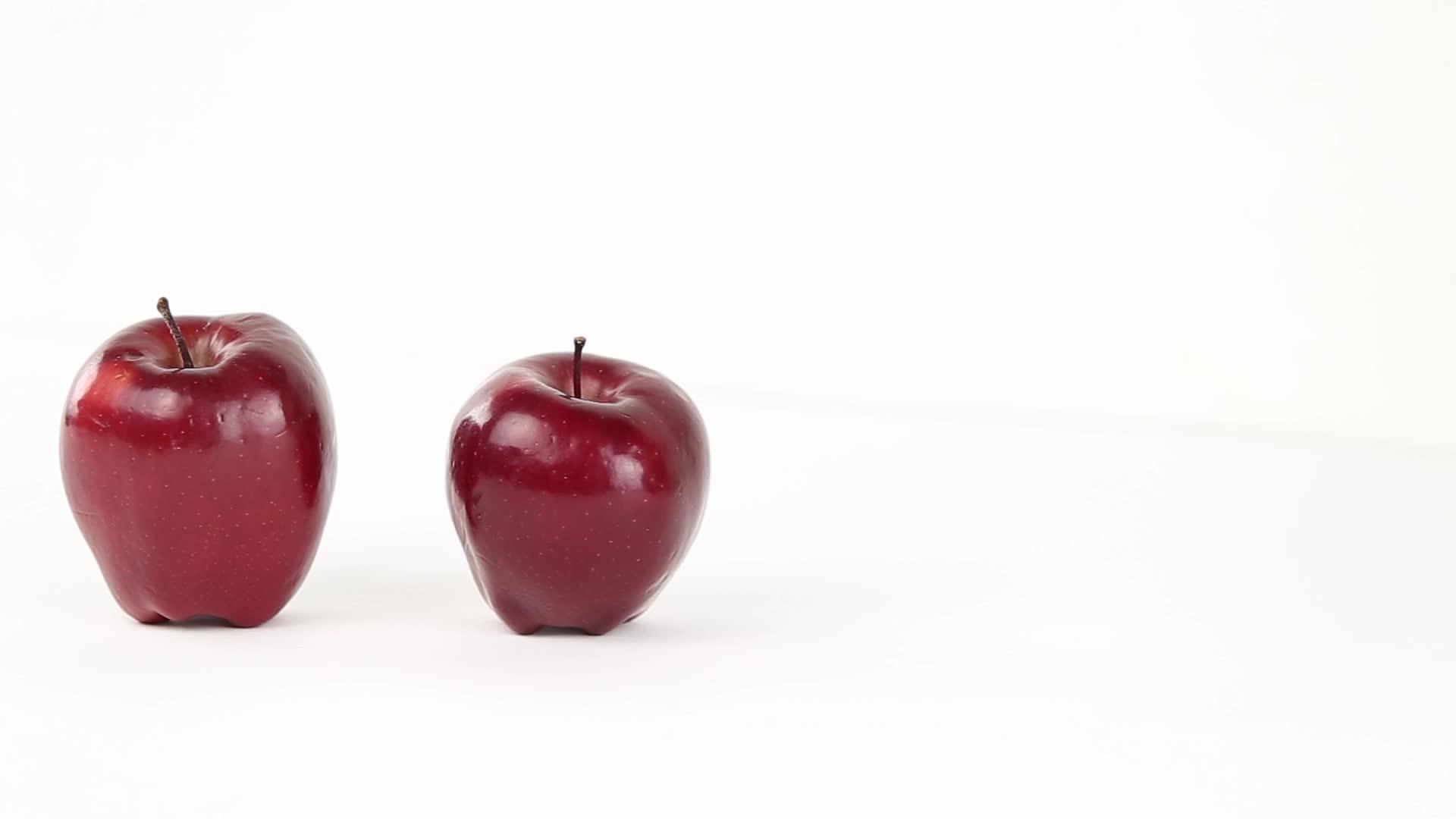 一个女人的手即将抓住其他红苹果中唯一的一个视频的预览图