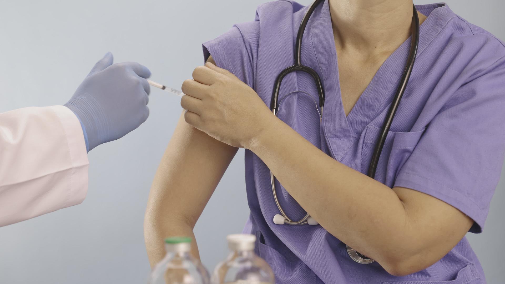 医院医生给医护人员接种疫苗视频的预览图