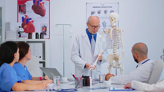 高级医生使用骨架模型介绍人的手视频的预览图