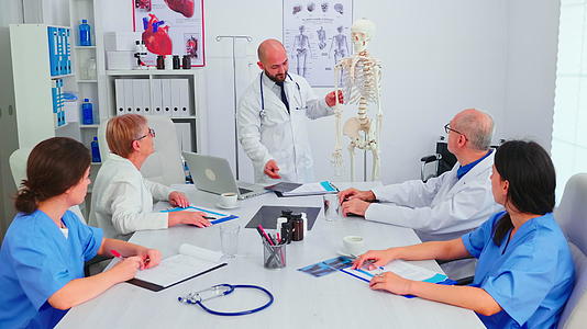 医生在医护人员面前解释使用骨架的放射学；视频的预览图