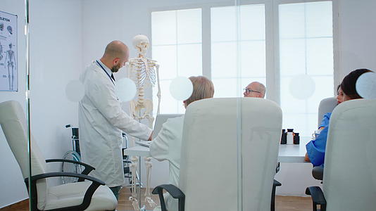 医生学习同事身体骨骼功能的X射线和人体骨骼视频的预览图