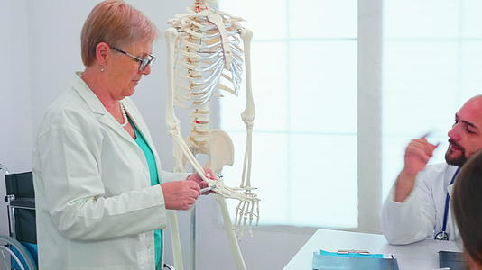 女医生利用人体骨骼进行解剖教学视频的预览图