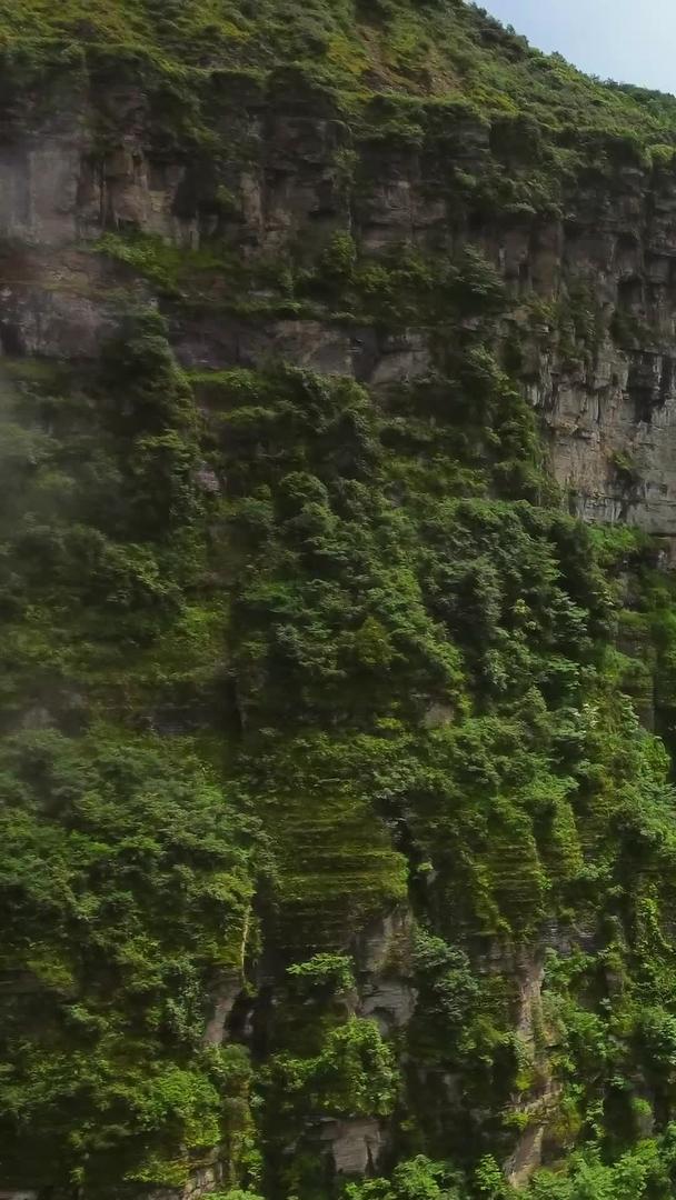 著名的南川马尿瀑布云雾航拍视频的预览图