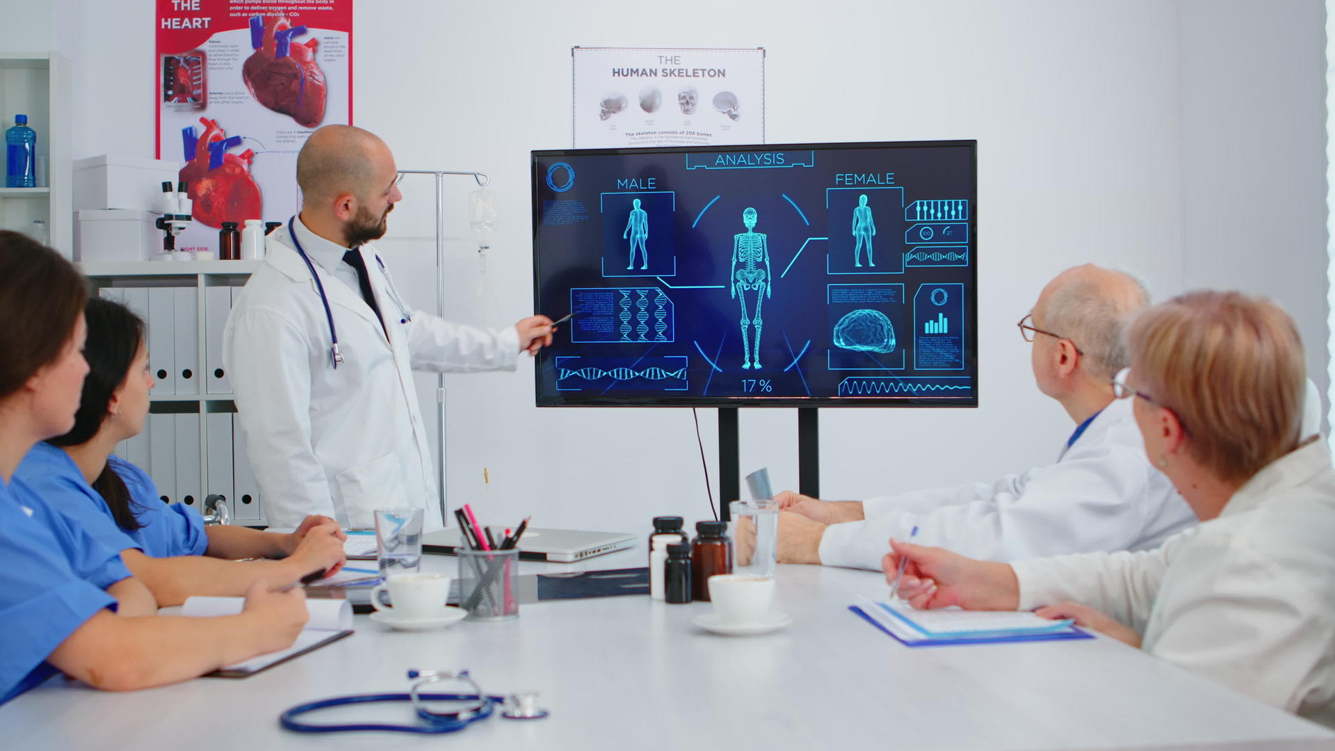 专科外科医生指向数字监测仪显示人体内部结构视频的预览图