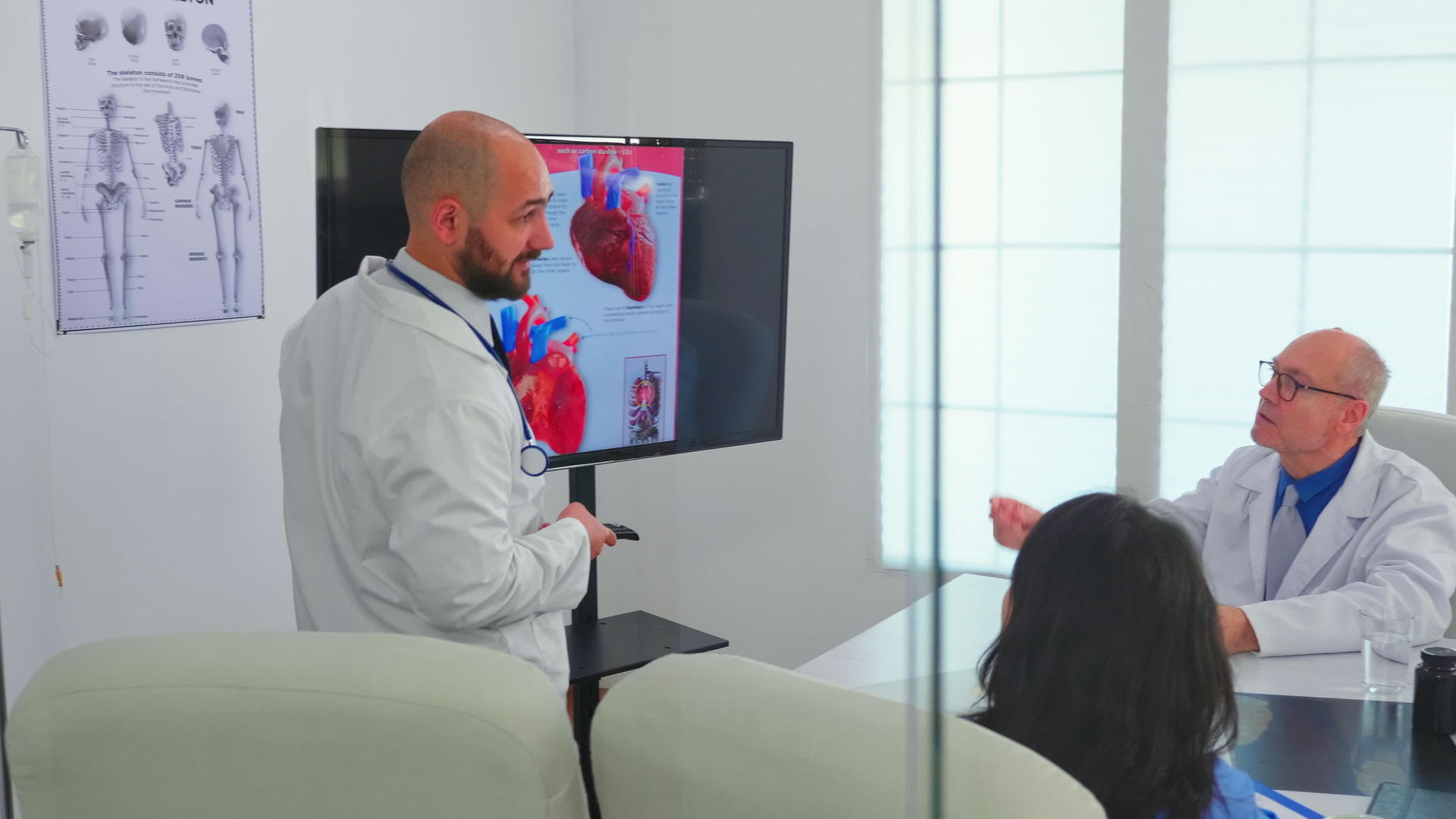 有经验的男医生讨论心脏问题视频的预览图