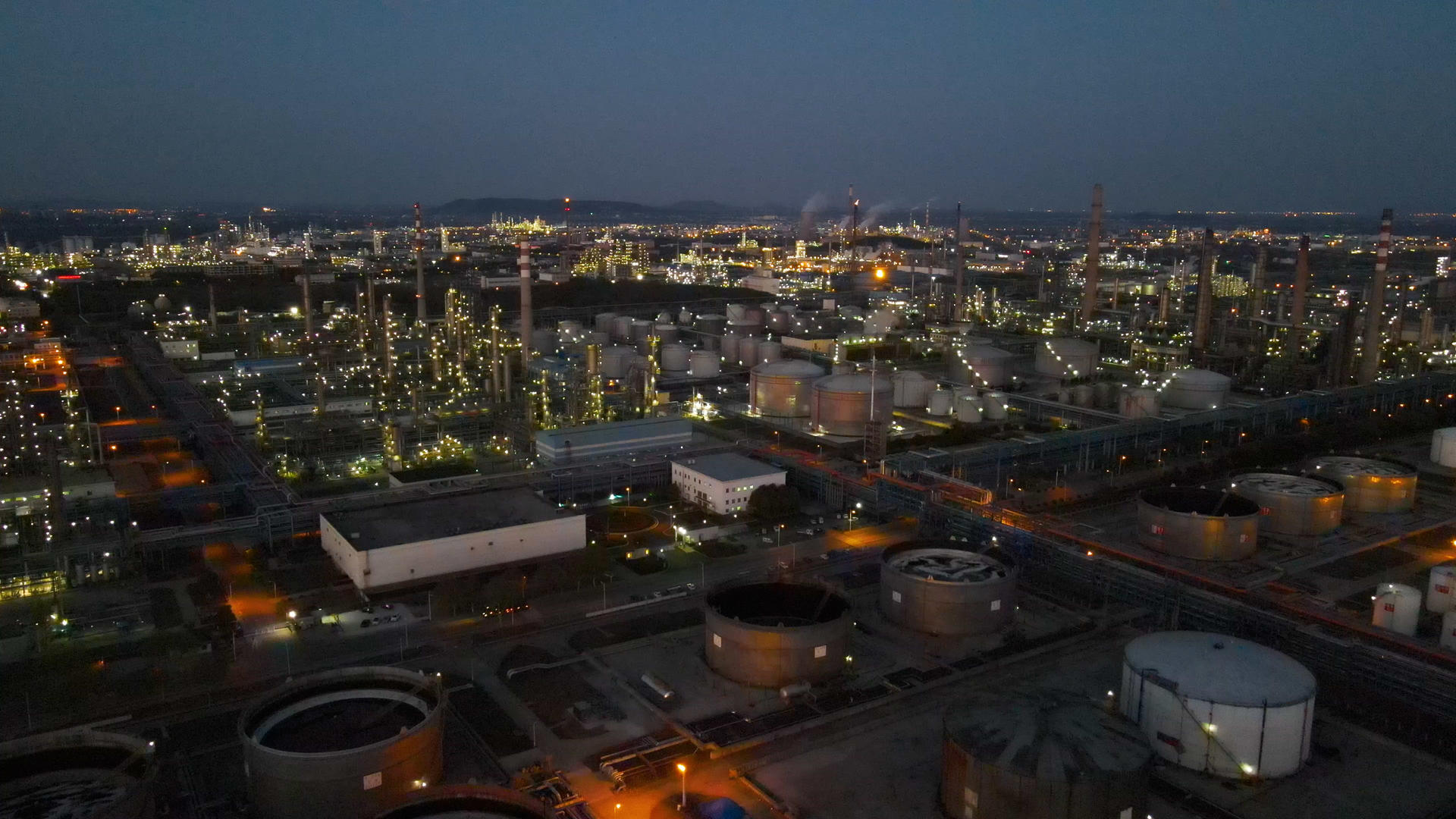 4k航拍南京江北新区化工厂夜景视频的预览图