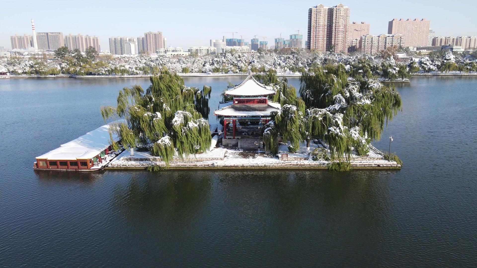 航拍山东济南大明湖5A景区雪景视频的预览图