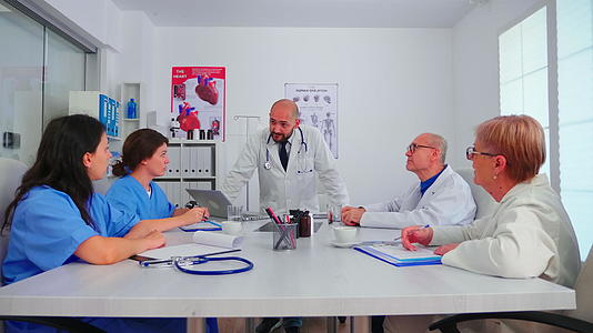 医生在医院会议室与医护人员讨论视频的预览图