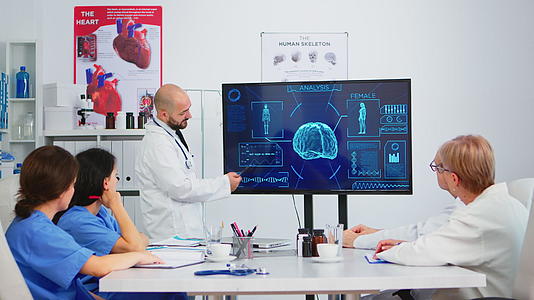 医务工作者在数字屏幕上介绍了关于内部人脑的数字屏幕报告视频的预览图