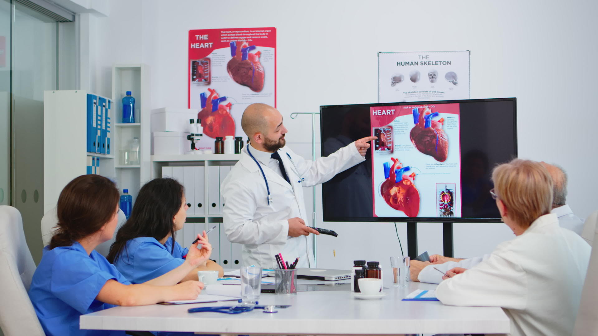 医生和经过认证的同事一起分析心脏病的形象视频的预览图