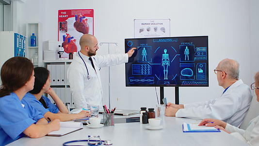 医生使用数字显示器向同事展示人体内部结构视频的预览图
