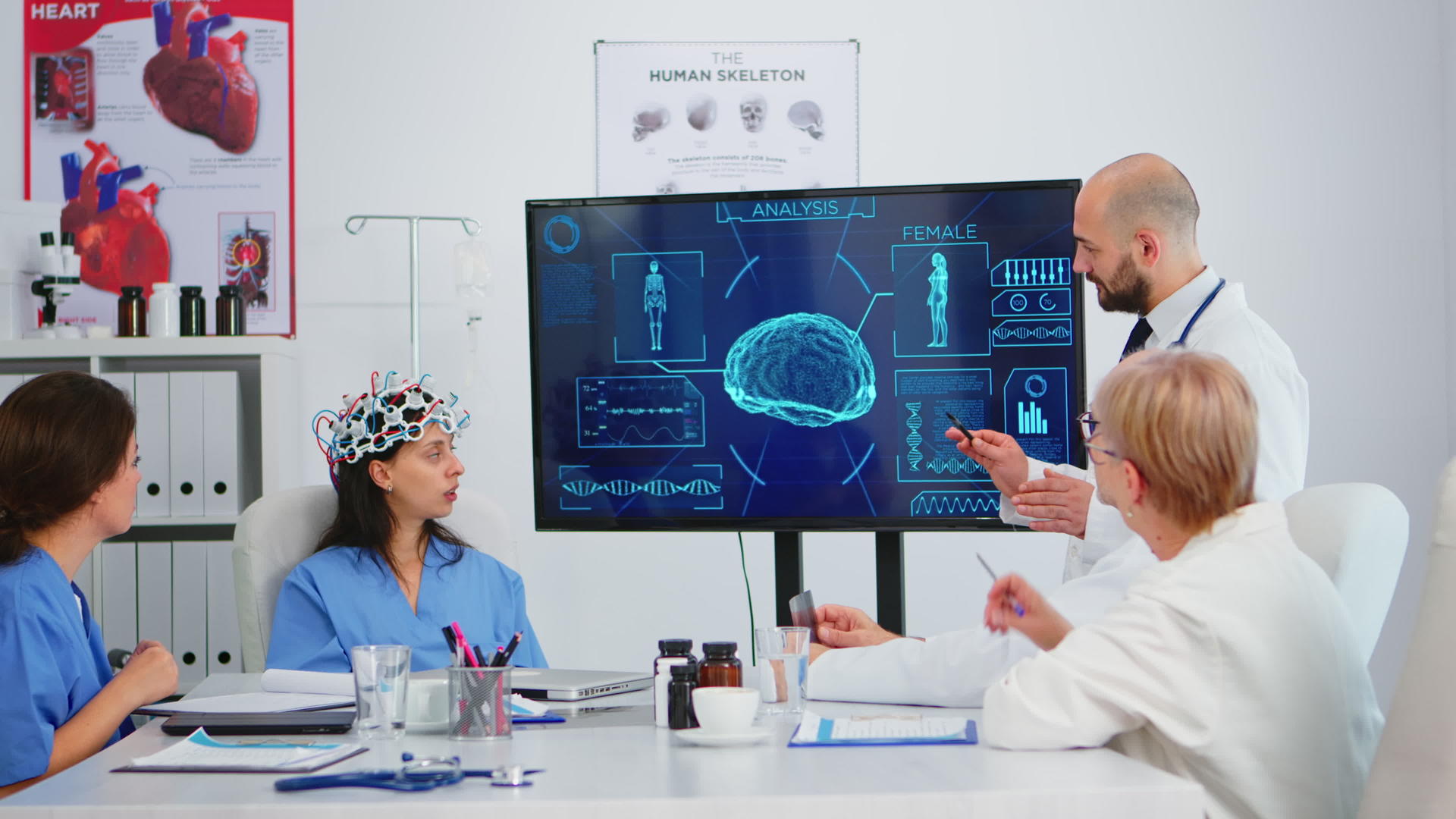 使用高科技技术分析大脑功能的医生团队视频的预览图