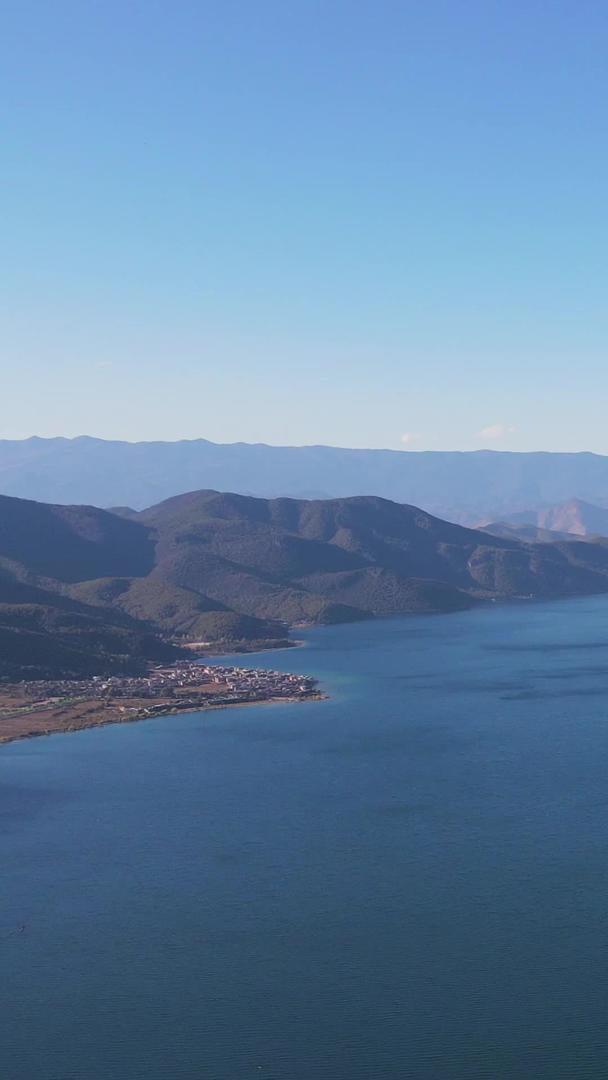 冬季蓝色泸沽湖全景航拍视频的预览图