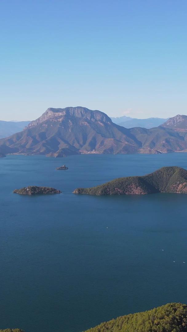 冬季蓝色泸沽湖全景航拍视频的预览图