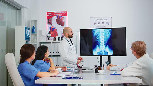 医院诊所的医生使用数字X射线旋转图像视频的预览图