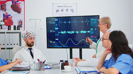 老年女性研究人员使用医学高科技分析脑脉冲视频的预览图