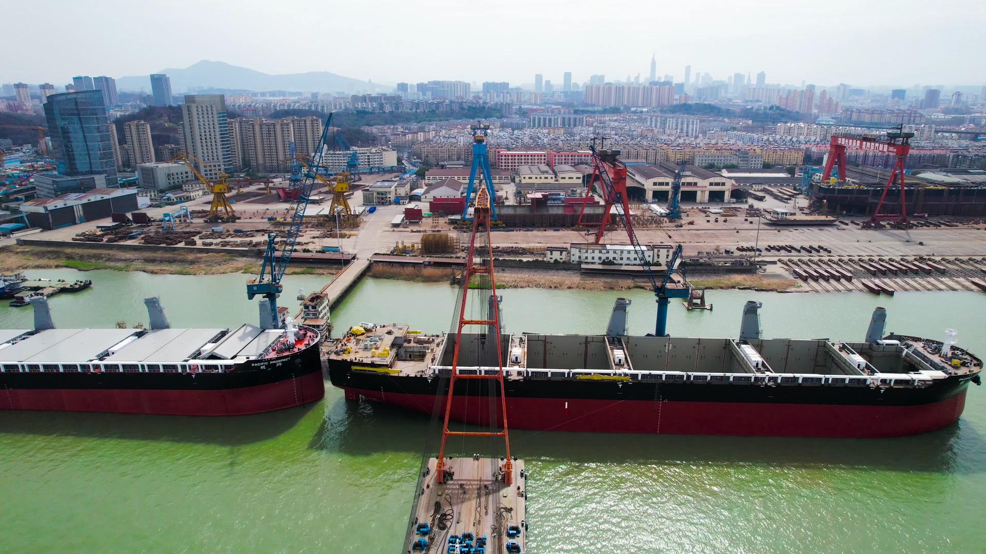 4K航拍造船厂巨轮船厂造船厂造船厂视频的预览图